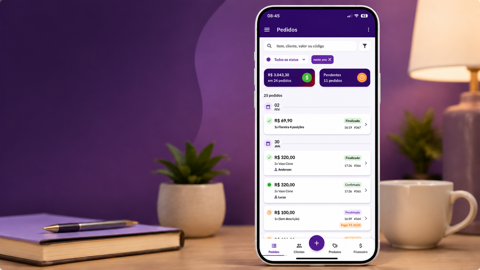 Celular exibindo aplicativo de gestão de vendas com controle de pedidos, acompanhamento de pagamentos e status das vendas de um pequeno negócio.